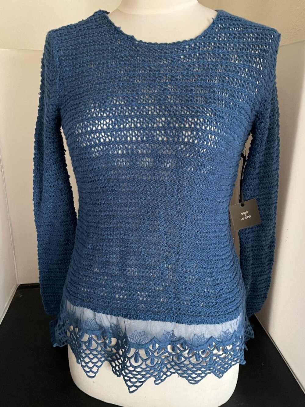 Lightweight Knit w Lace